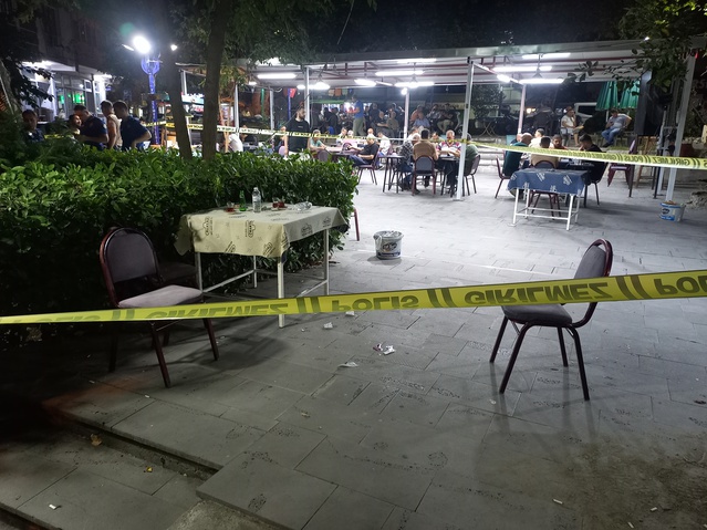 Manisa'da çay bahçesinde ateş açan Y.C.'nin seken kurşunu S.K.'yi yaraladı