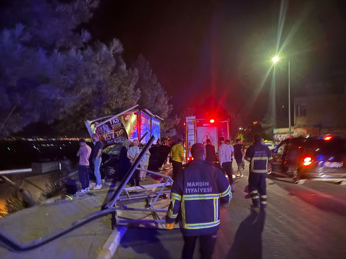 Mardin Artuklu\'da reklam panosuna çarpan otomobilde 3 kişi yaralandı