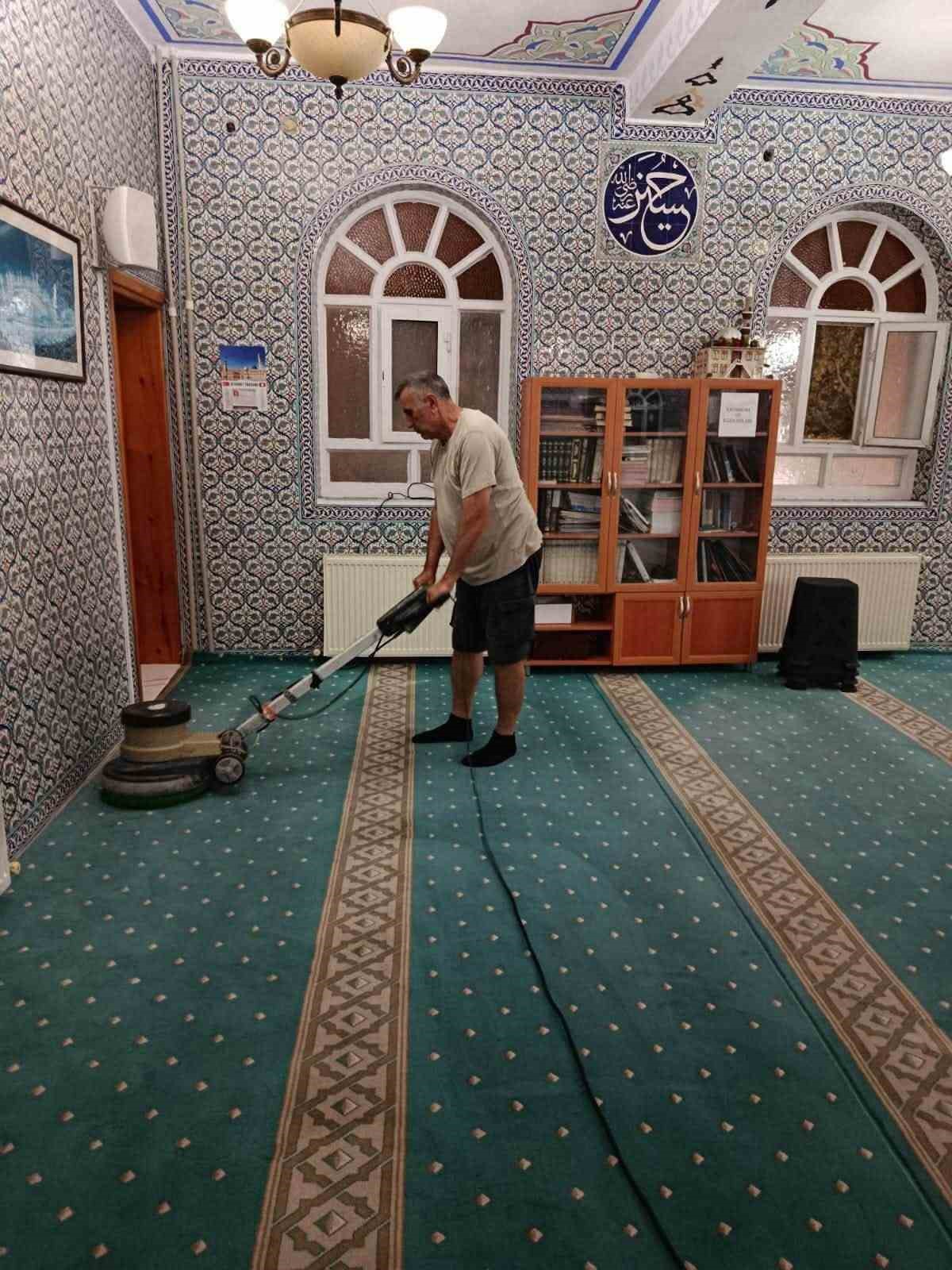 Marmara Adalar Belediyesi cami halılarını yıkayıp kış sezonuna hazırlıyor