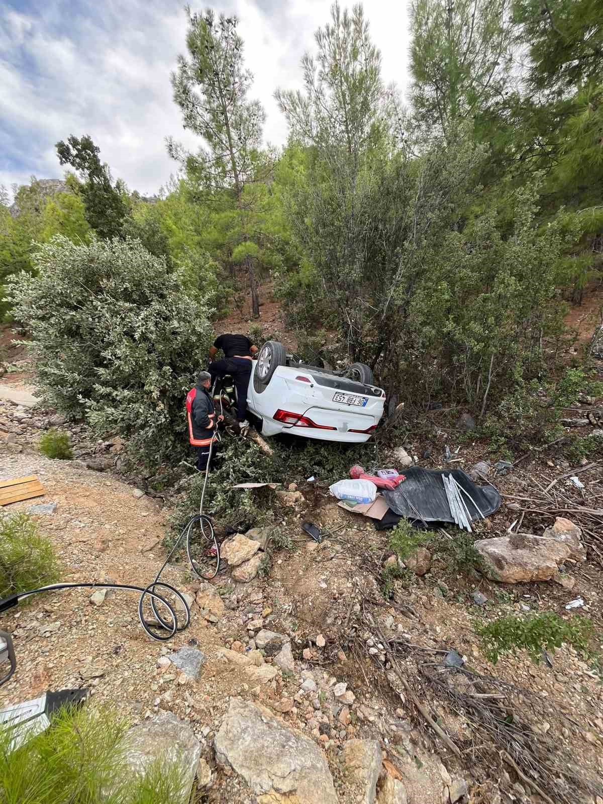 Mersin Mut\'ta kontrolden çıkan otomobil şarampole devrildi, 1 sürücü ağır yaralandı
