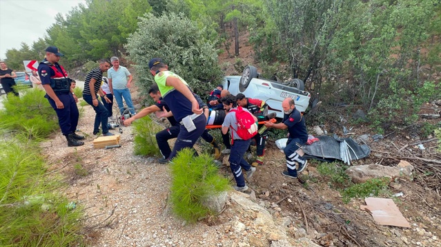 Mersin Mut'ta Çamlıca mevkisinde devrilen otomobilin sürücüsü ağır yaralandı