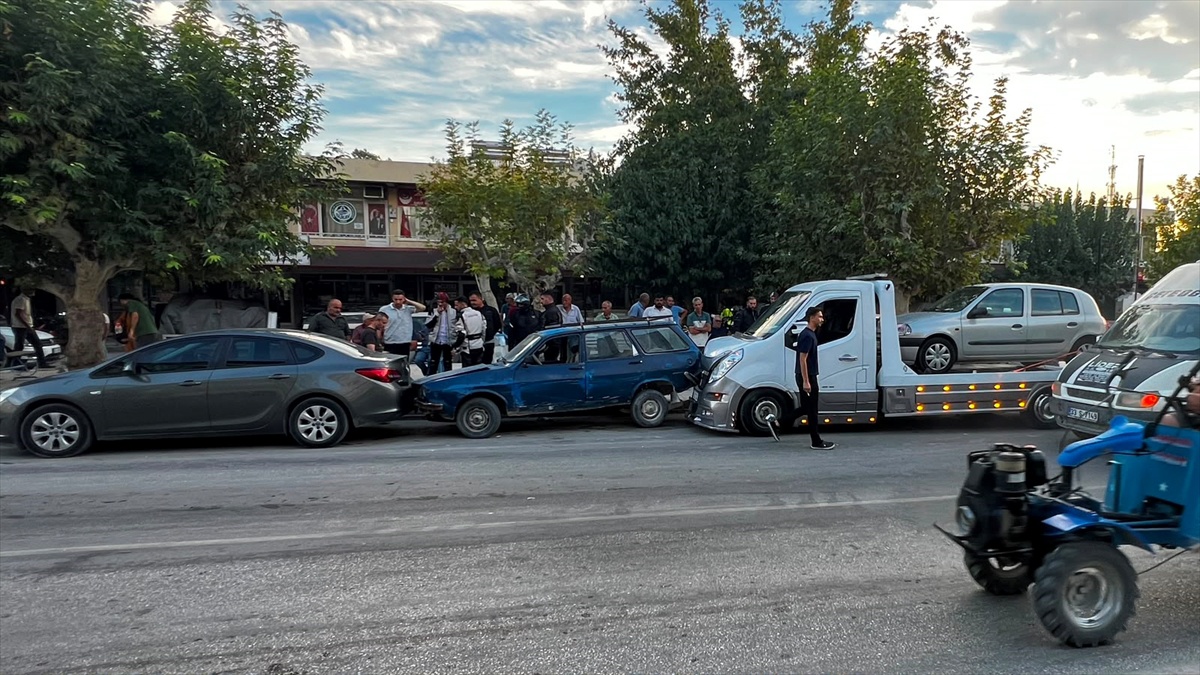 Mersin Mut\'ta zincirleme kazada çekici 3 araca çarptı, 4 araç hasar gördü