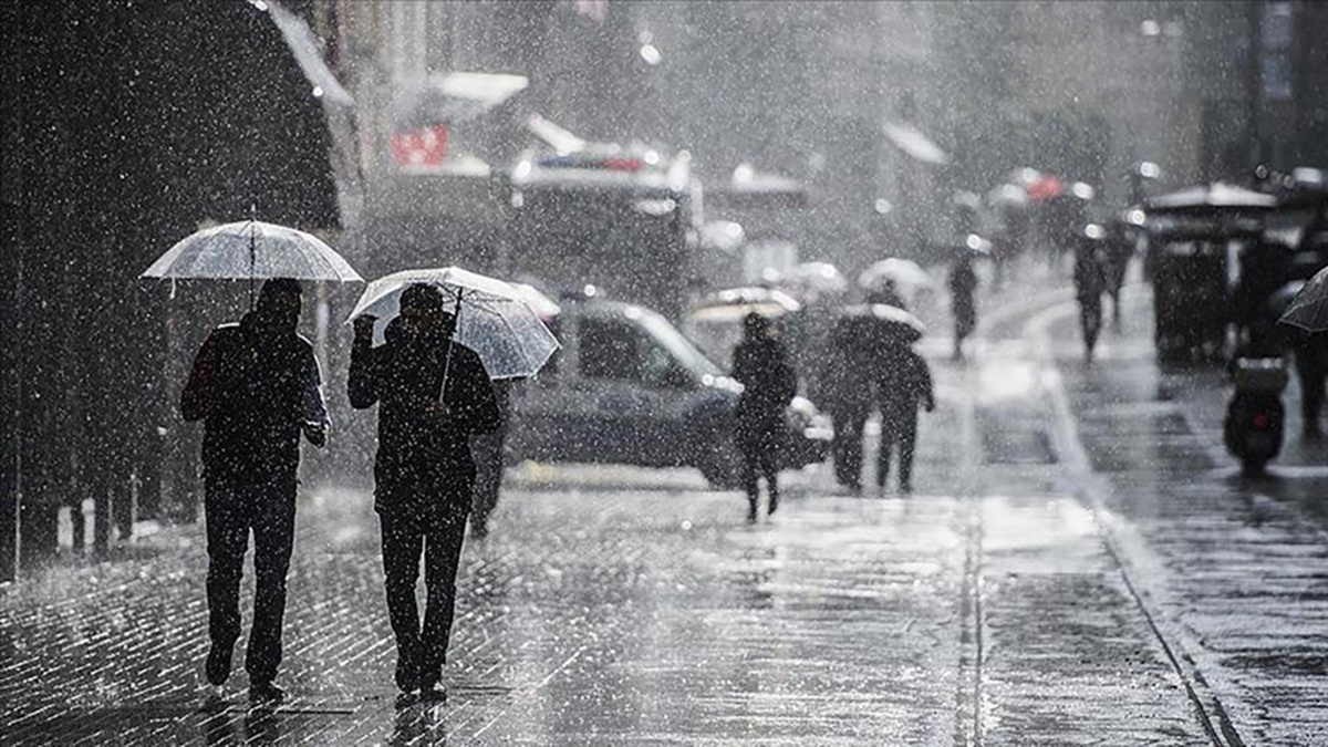 MGM, Rize\'nin doğusu ve Artvin\'in kuzeyinde öğleye kadar kuvvetli sağanak bekliyor