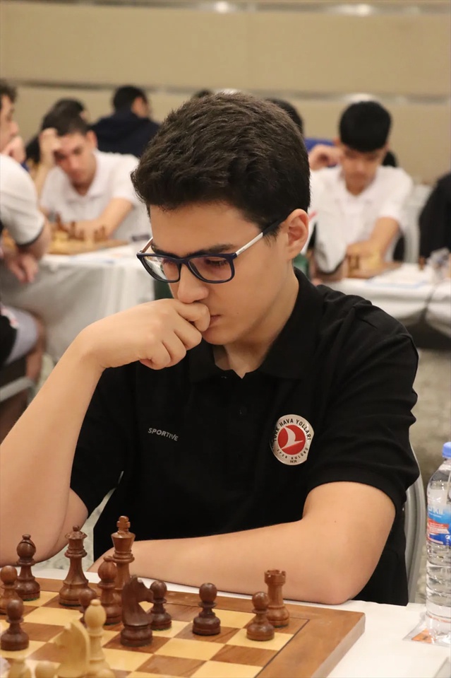 Yağız Kaan Erdoğmuş, Satranç Olimpiyatı'nda kazanıp dünyada ilk 20'ye girdi