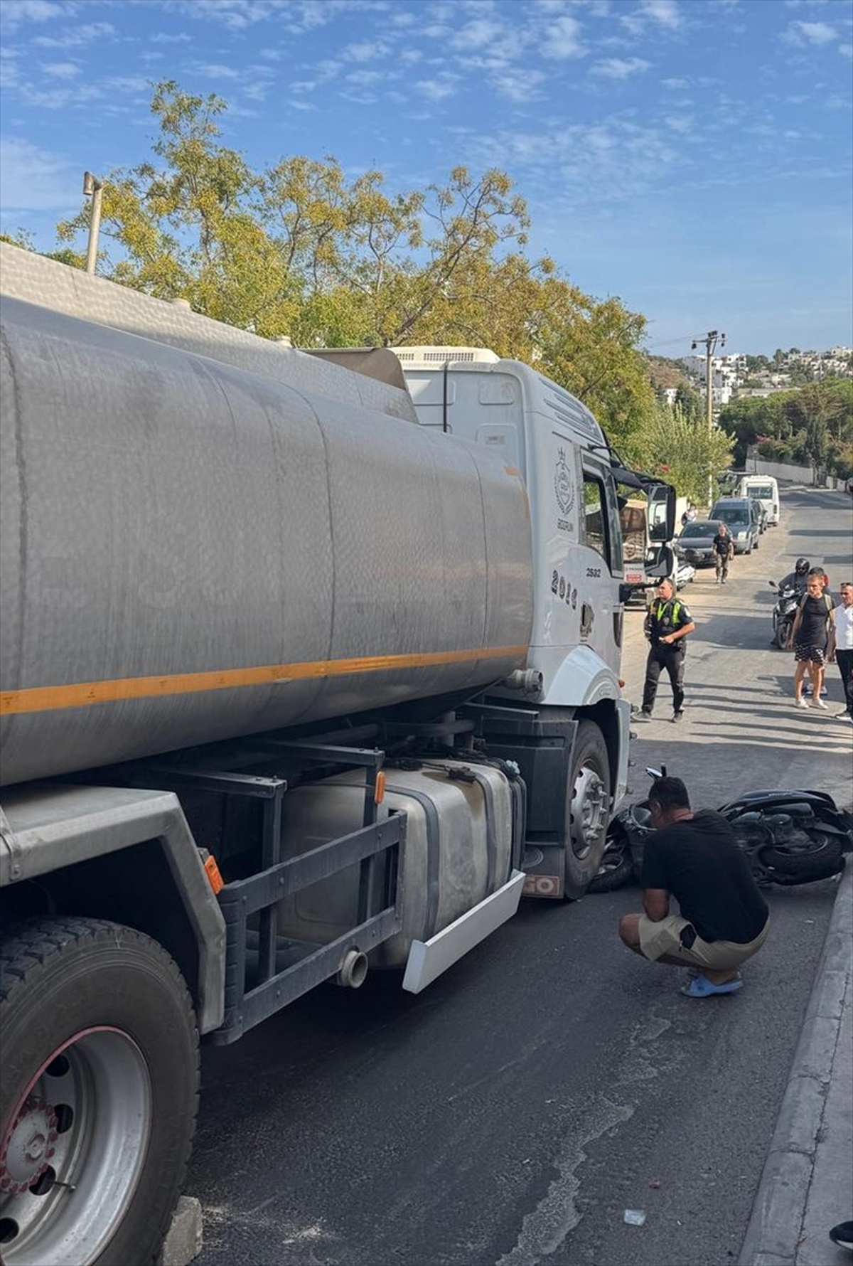 Muğla Bodrum\'da su tankeri altında sıkışan motosiklet sürücüsünü itfaiye kurtardı