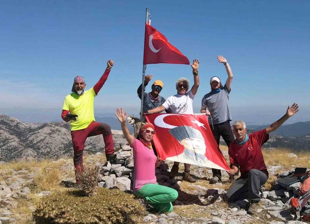 Muğlalı dağcılar 1745 rakımlı Ayıçtu Zirvesi'ne Gaziler Günü için bayrak direği dikti