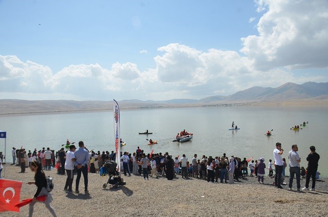 Muş Bulanık'ta ilk kez düzenlenen su sporları şenliğine Vali Çakır da katıldı