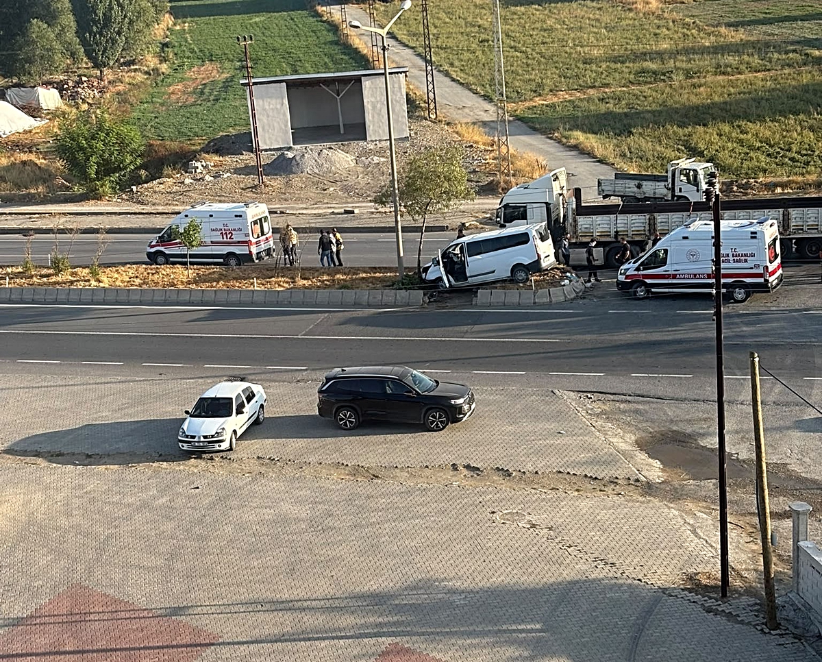 Muş Hasköy\'de tır panelvanla çarpıştı, kazada 3 kişi yaralanarak hastaneye kaldırıldı