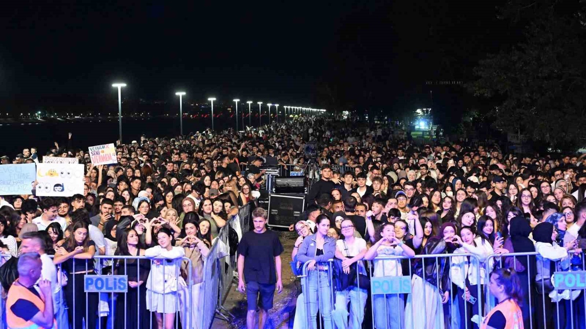 Oğuzhan Koç\'un Edirne konserinde sigara içen kişiye tepkisi kameralara yansıdı