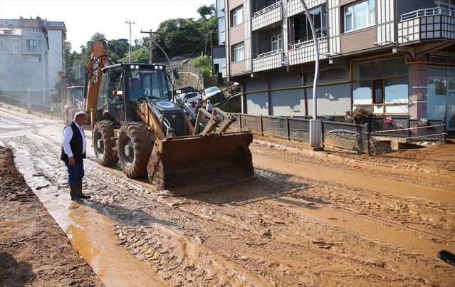 Rize İyidere Belediye Başkanı, 12 araç ve 21 iş yerinin zarar gördüğünü açıkladı