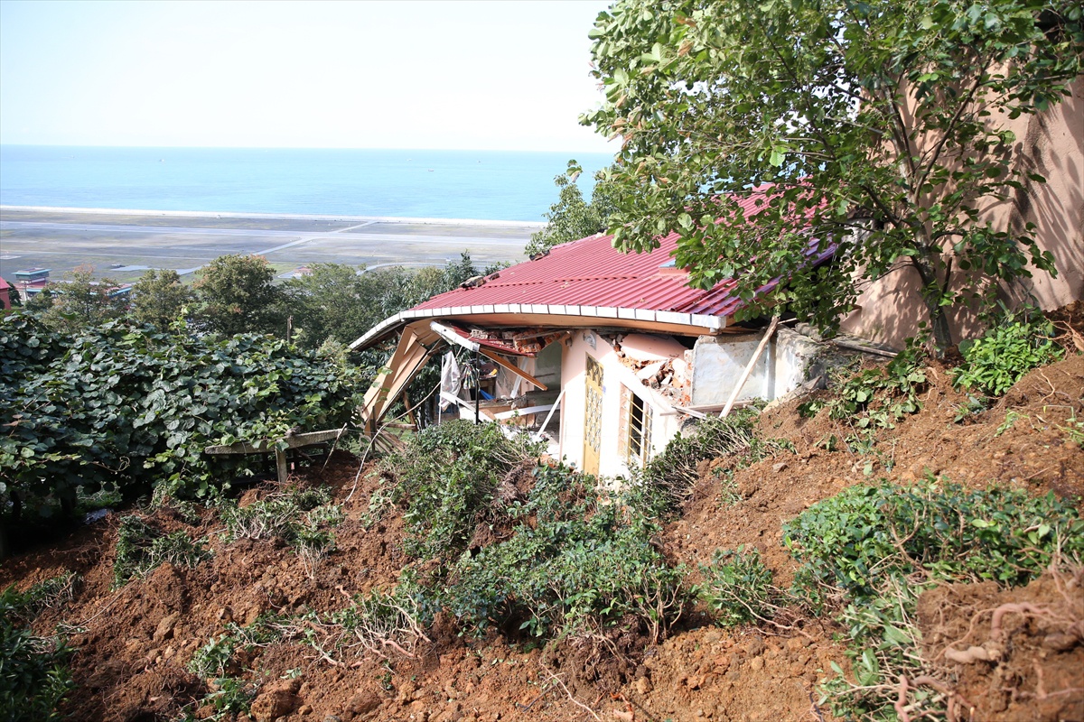 Rize Pazar\'da 200 kilogramı aşan yağış sonrası 40 civarı yer tahliye edildi
