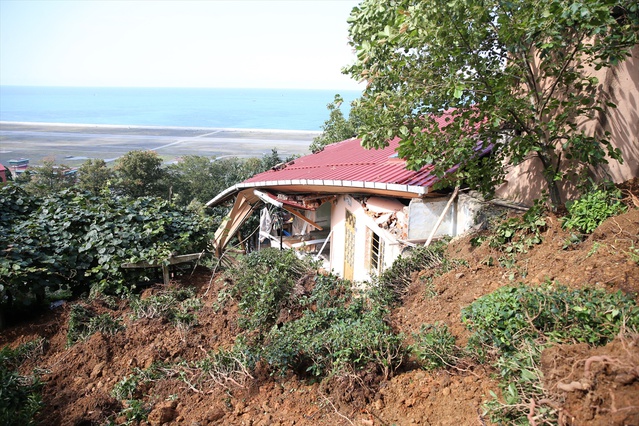 Rize Pazar'da 200 kilogramı aşan yağış sonrası 40 civarı yer tahliye edildi