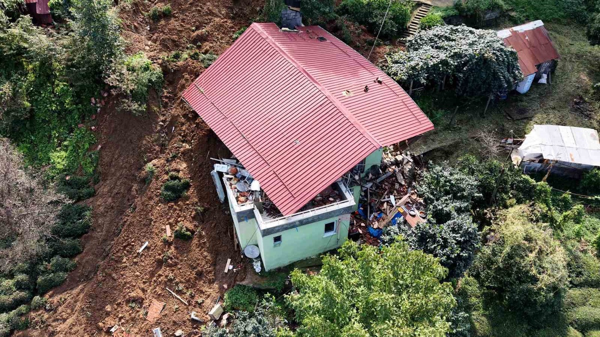 Rize Pazar\'da heyelanda evde mahsur kalan 6 kişilik aile pencereden kurtarıldı