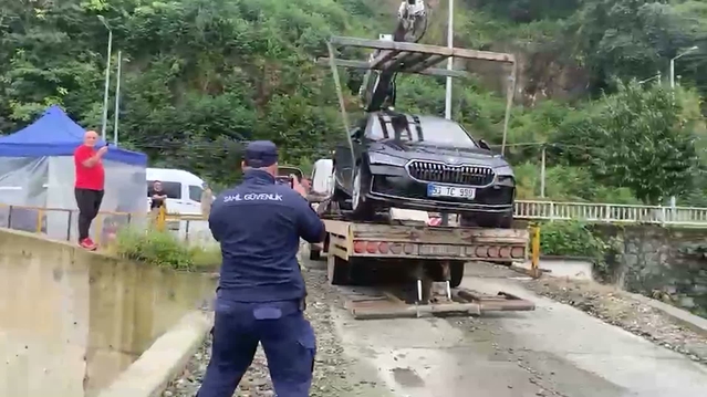 Rize Pazar'da kafes projesi eyleminde Vekil Ocaklı'nın otomobili vinçle kaldırıldı