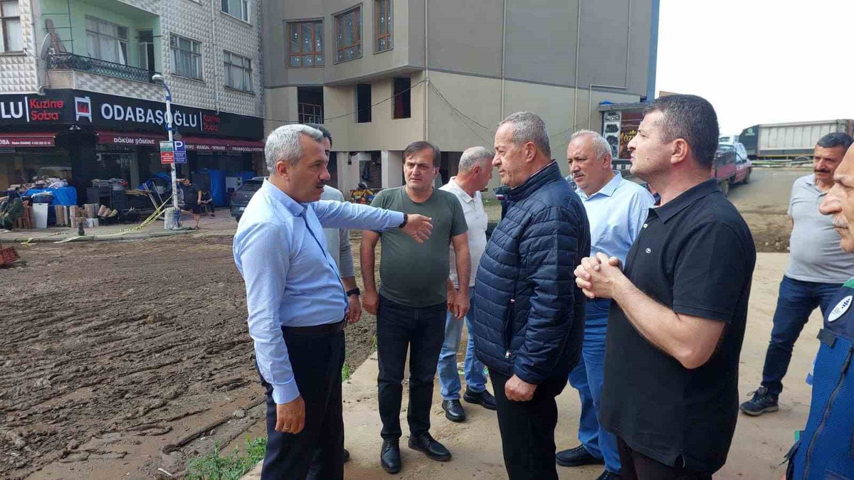 Rize Valisi Baydaş Pazar\'da inceleme yaptı, selde can kaybı olmadığını açıkladı