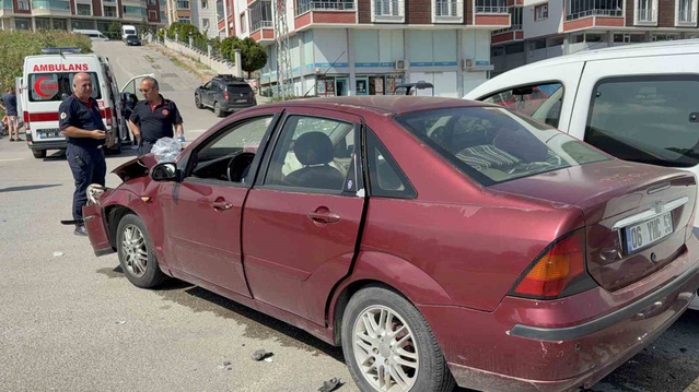 Samsun İlkadım'da iki araç çarpıştı, yaralanan 2 kişi hastaneye kaldırıldı