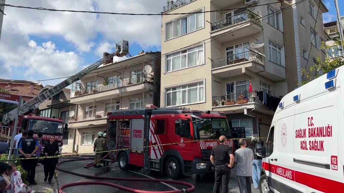 Sarıyer\'de iki apartman arasında çıkan yangında bir panelvan kullanılamaz hale geldi