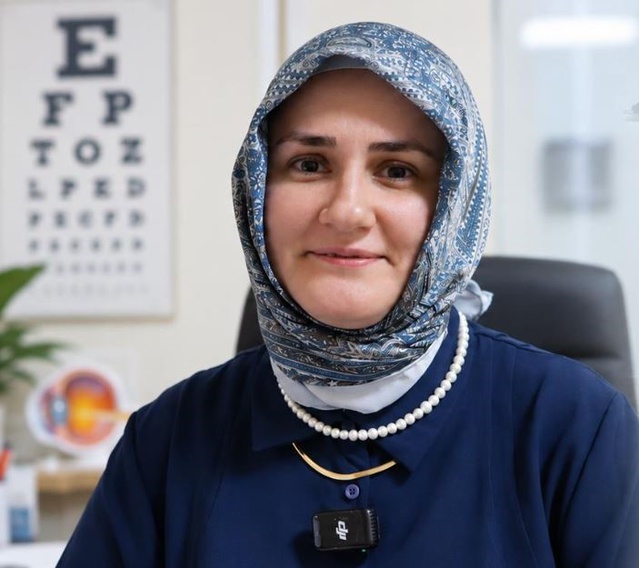 Sivas Numune'de Op. Dr. Eroğlu, blefarit ve meibomitte göz kapağı temizliğini önerdi.