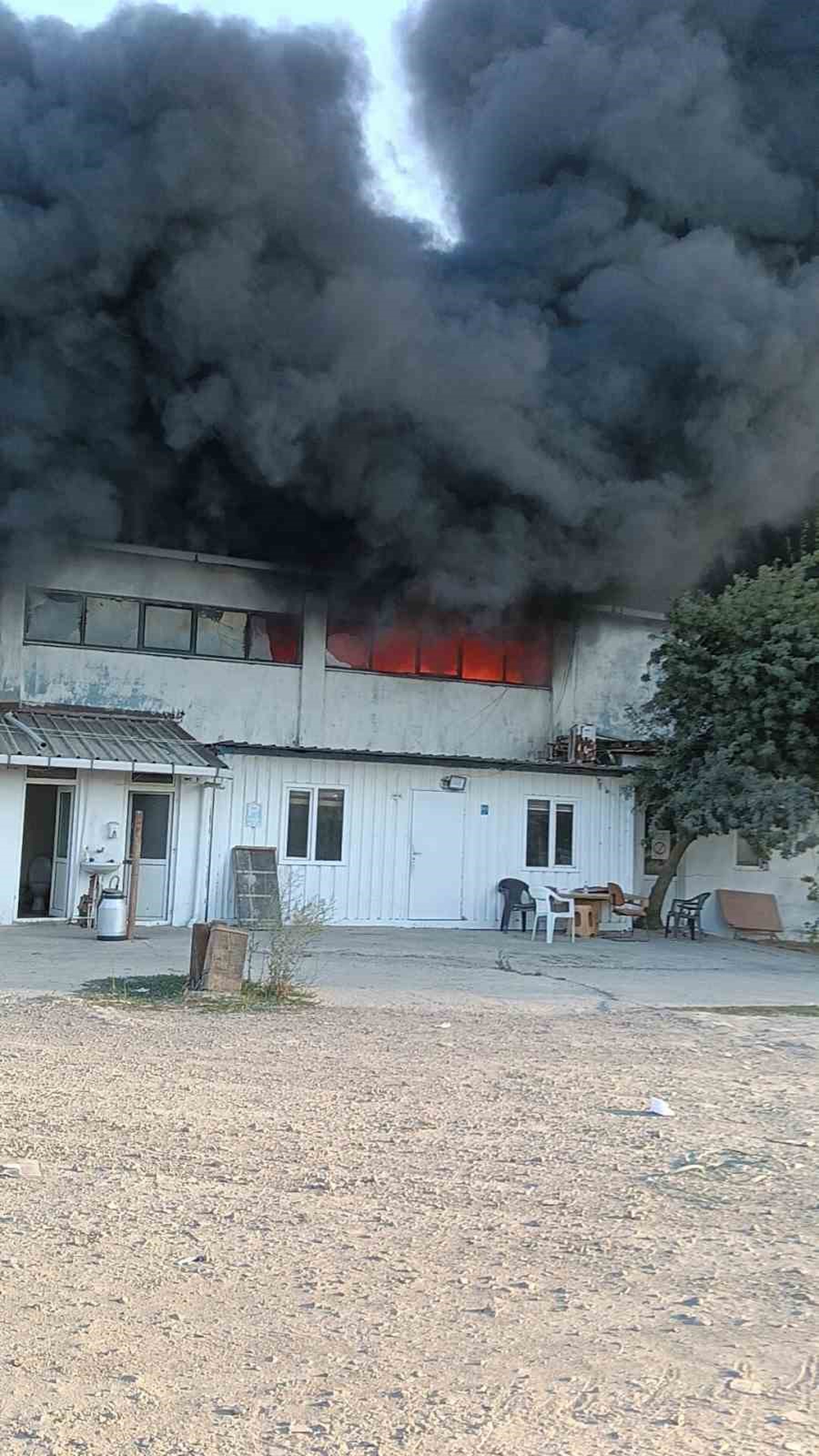 Tekirdağ Muratlı\'da geri dönüşüm tesisinde çıkan yangına itfaiye müdahale ediyor