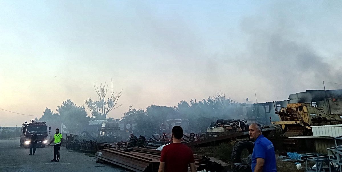 Tekirdağ Muratlı\'da geri dönüşüm yangını 2 saatlik müdahaleyle kontrol altına alındı