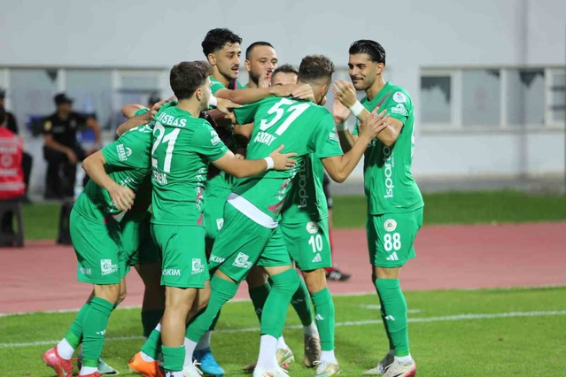 TFF 2. Lig'de Güzide Gebzespor, Isbaş Isparta 32 Spor ile 90+6'da 3-3 berabere kaldı