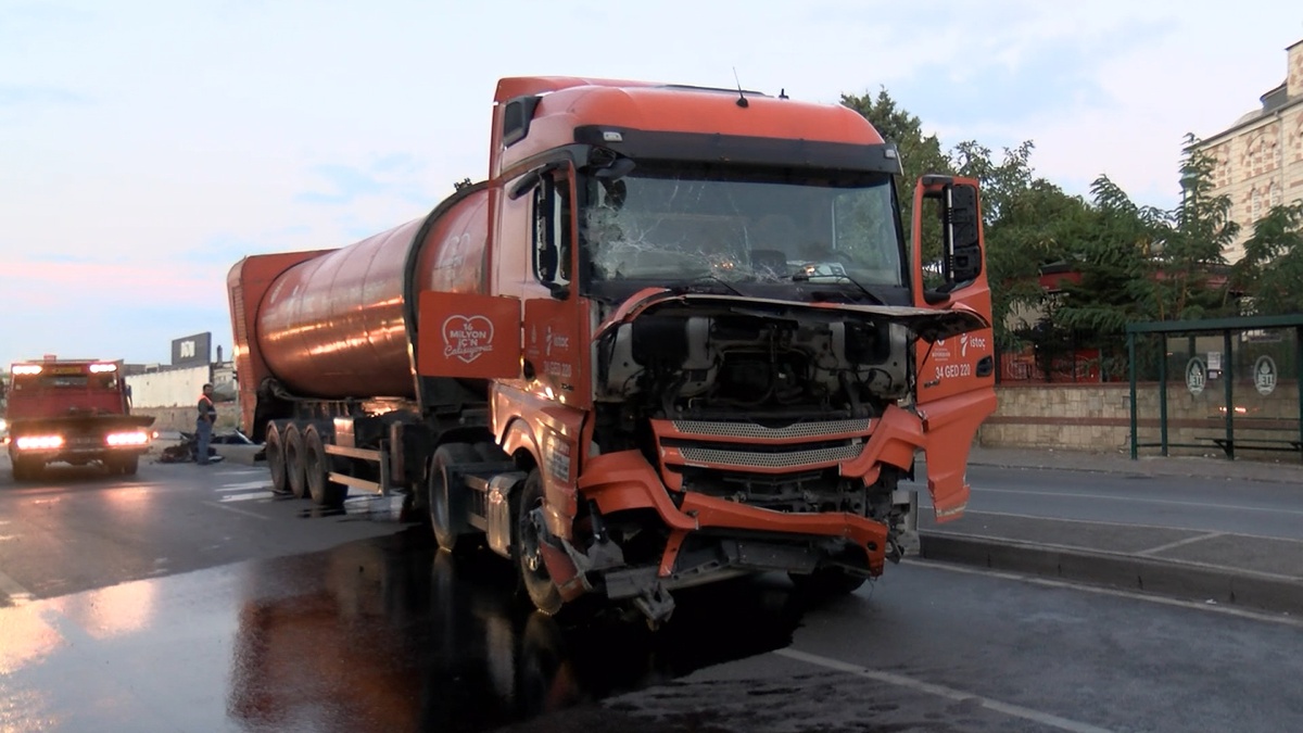 Ümraniye\'de servis minibüsü İBB atık kamyonuna çarpıp duvara savruldu, 2 kişi yaralandı