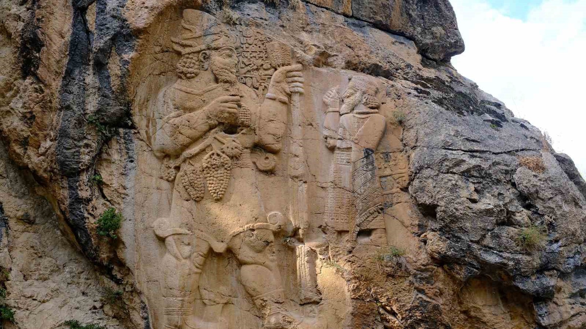3 bin yıllık İvriz Kaya Anıtı\'na su kaynakları canlanınca ziyaretçi ilgisi arttı