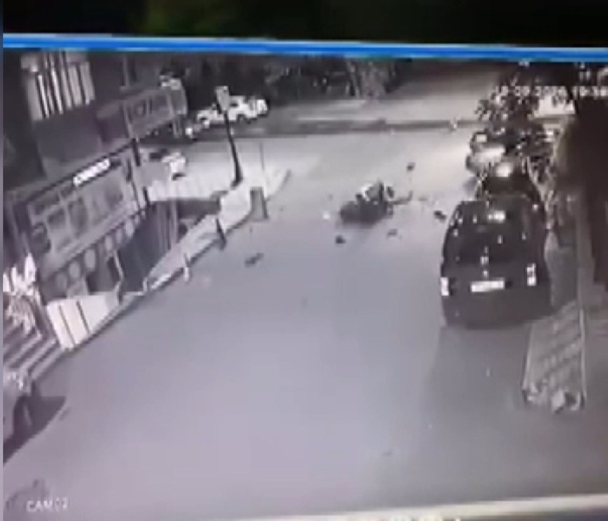 Üsküdar\'da motokurye otomobile arkadan çarparak ağır yaralandı, kaza anı görüntülendi
