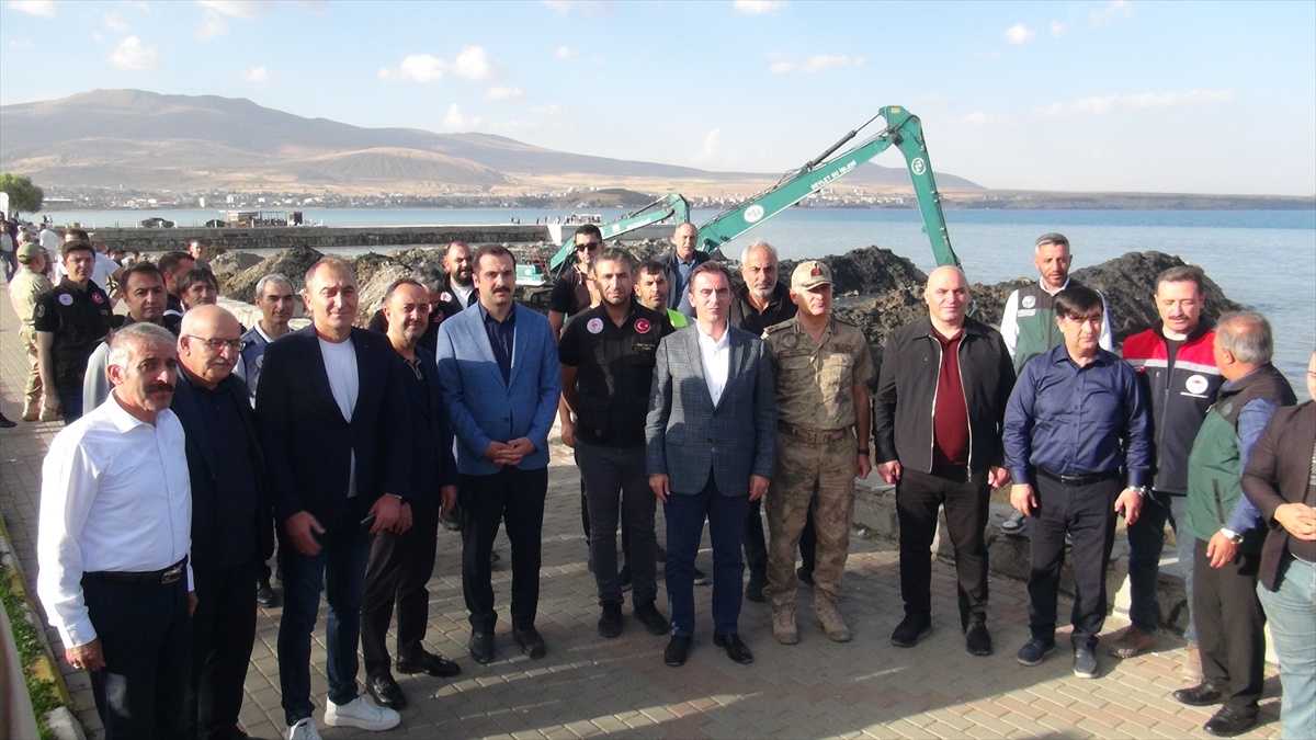 Van Gölü\'nde dip çamuru temizliği sürüyor