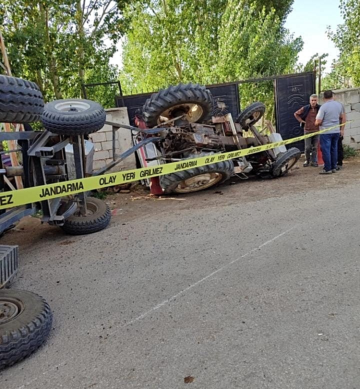 Van Özalp\'te traktörün devrilmesi sonucu 3 kişi yaralandı ve hastaneye kaldırıldı