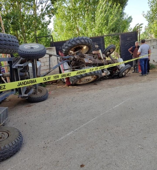 Van Özalp'te traktörün devrilmesi sonucu 3 kişi yaralandı ve hastaneye kaldırıldı