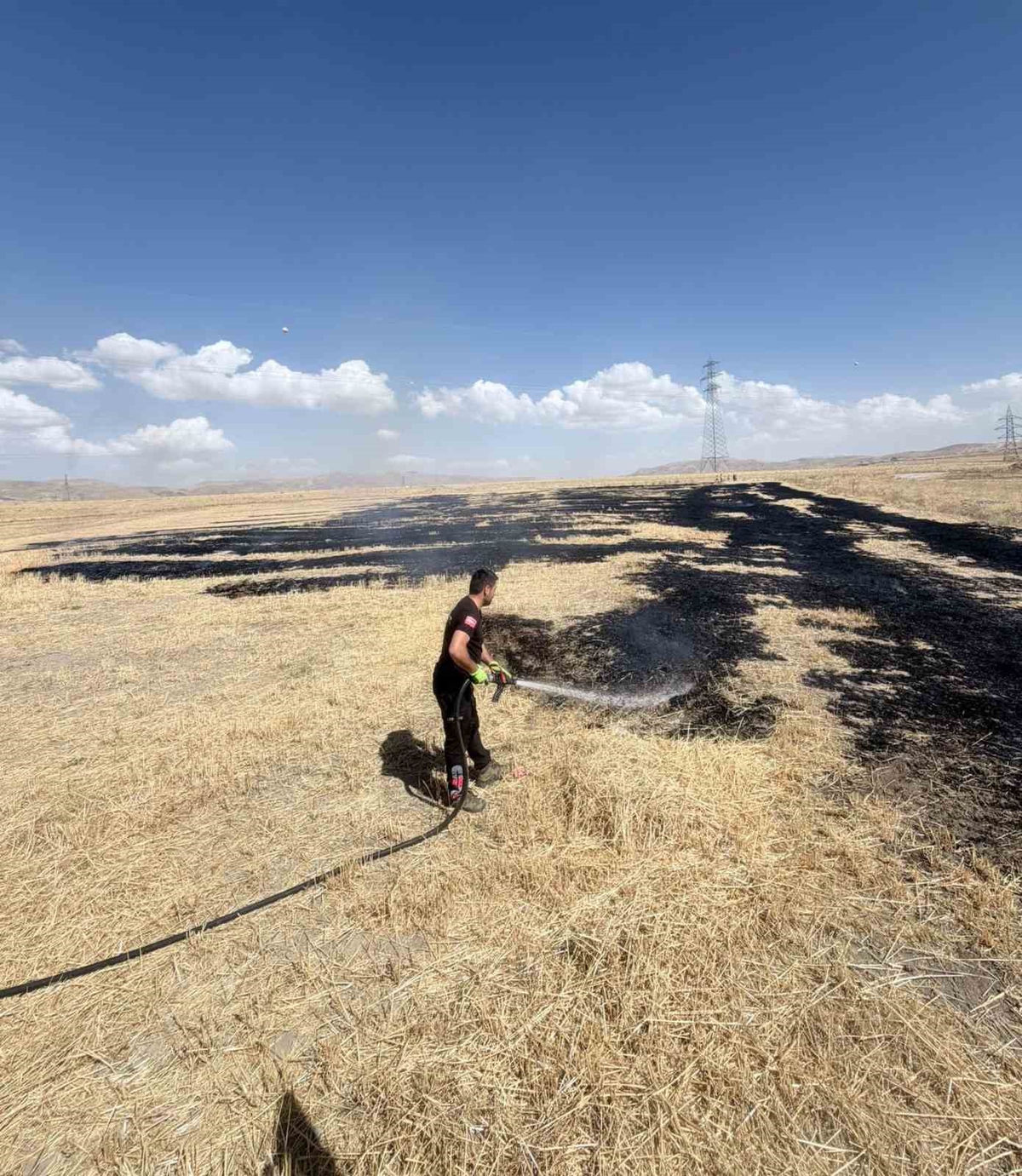 Van Tuşba\'da Şemsibey Mahallesi\'ndeki örtü üstü yangını itfaiye söndürdü