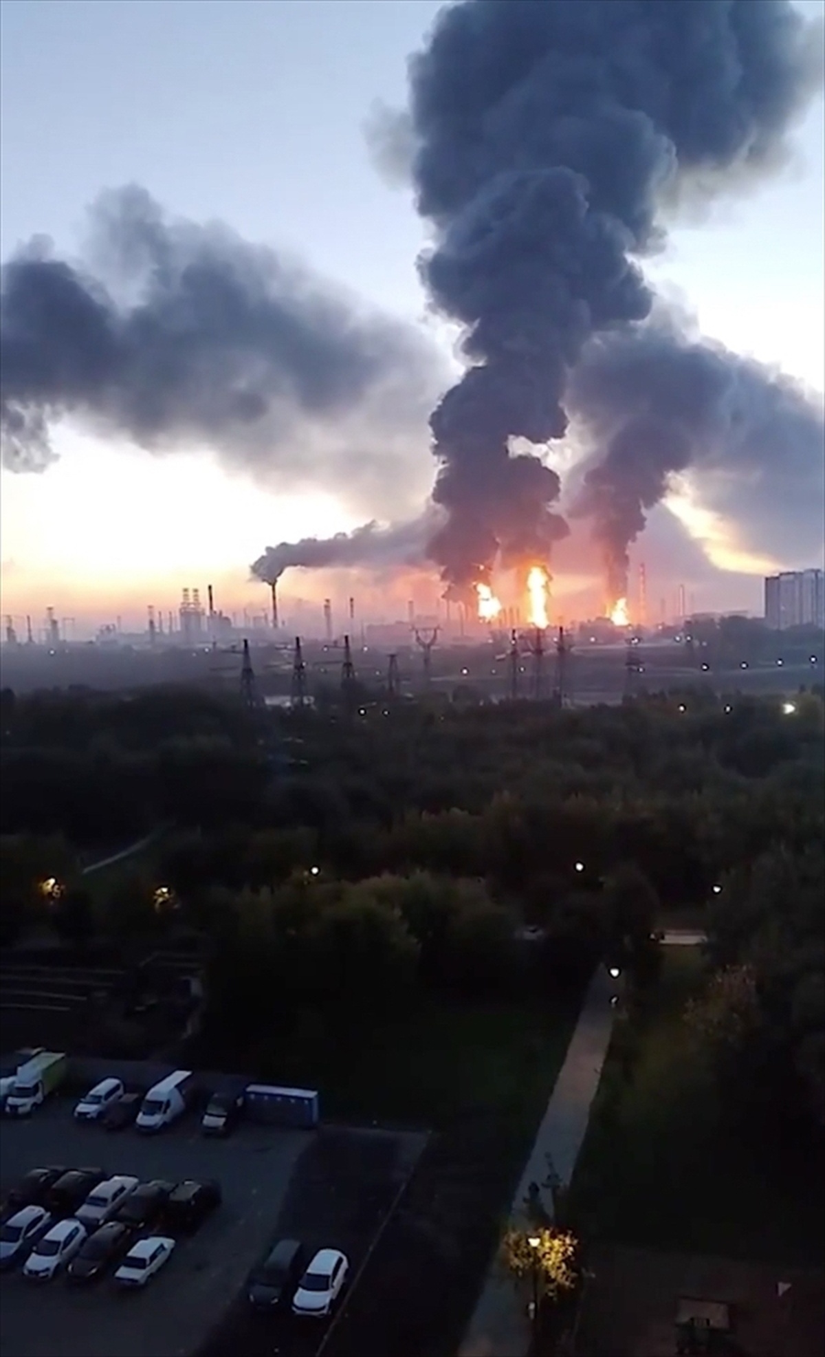Zelenskiy, Moskova ve Voronej\'de petrol ve lojistik tesislerini vurduklarını bildirdi