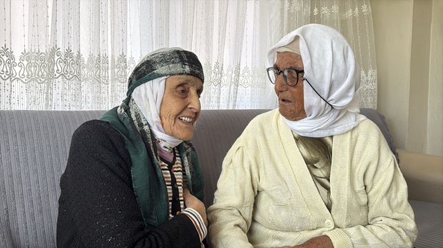 Zonguldak Gökçebey'de 107 ve 104 yaşındaki kız kardeşler ömrünü çalışmaya bağlıyor