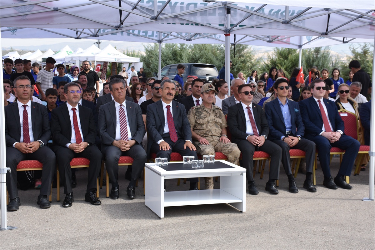 Şırnak\'taki Cudi Cup\'ta 61 sporcu kortlara çıktı, Vali Ekici de maç yaptı
