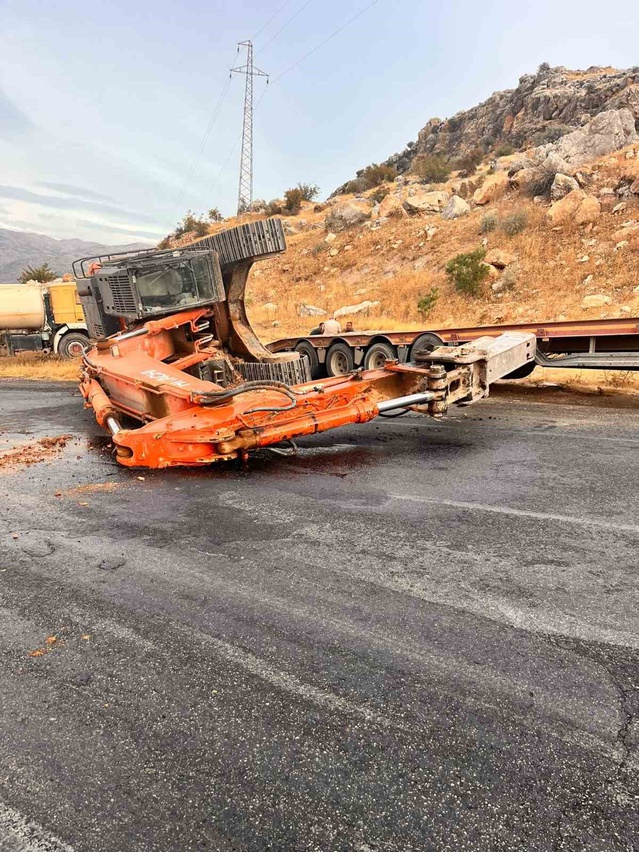 Adıyaman Kahta'da tırın üzerinden düşen paletli kepçe yolu trafiğe kapattı