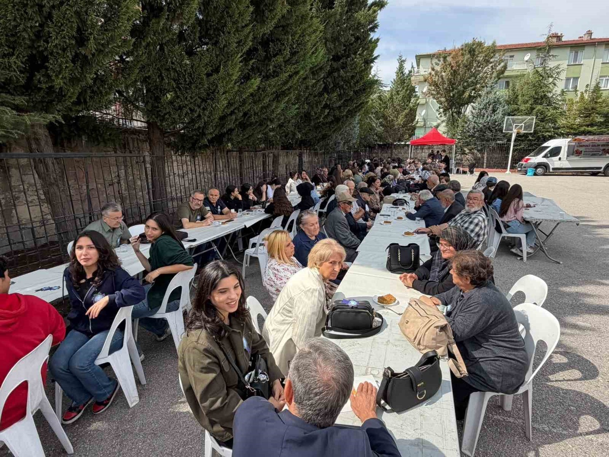 Afyonkarahisar Cumhuriyet Anadolu Lisesi mezunları 40 yıl sonra aynı bahçede buluştu