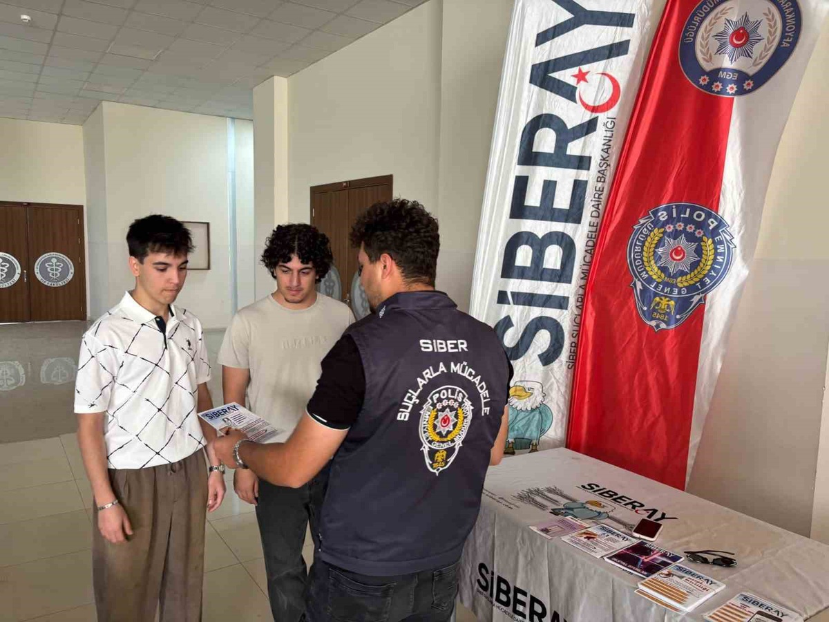 AFSÜ\'ye yerleşen 1250 öğrenciye polis dolandırıcılık ve siber suçları anlattı