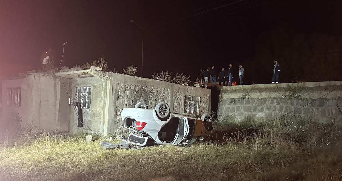 Ağrı\'da binanın çatısından şarampole devrilen otomobilin sürücüsü yaralandı