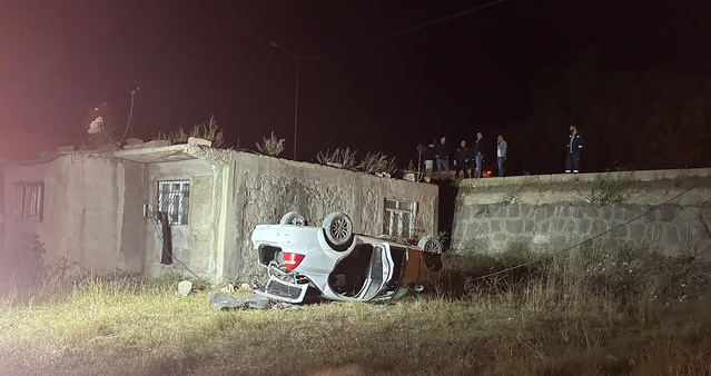 Ağrı'da binanın çatısından şarampole devrilen otomobilin sürücüsü yaralandı