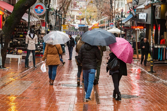 AKOM yarın İstanbul'da şiddetli yağış bekliyor, sıcaklık 6-8 derece birden düşecek