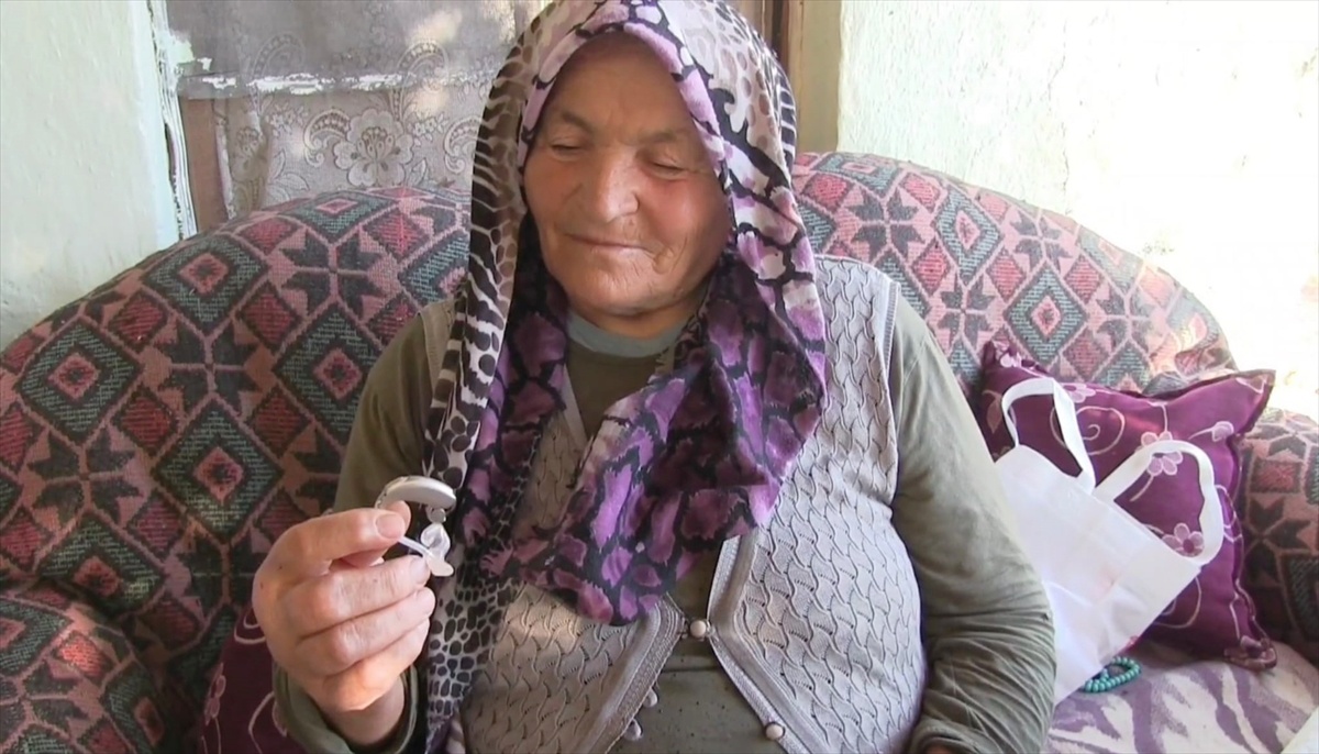 Aksaray Sultanhanı\'nda 72 yaşındaki kadın, 38 bin liralık cihazla eşinin sesini duydu