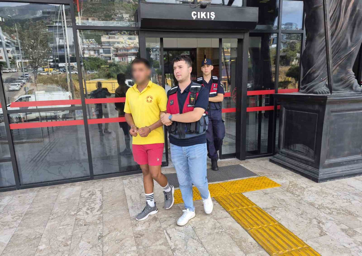 Alanya\'da market çalışanını bıçaklayan şüphelilerden 2\'si tutuklandı