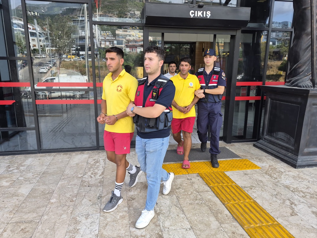 Alanya\'da market çalışanını bıçaklama zanlısı 3 kardeşten 2\'si tutuklandı