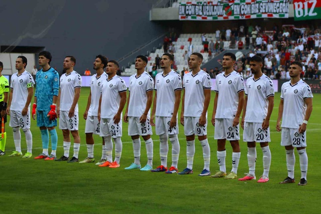 Altay, 10 kişi kalan Gemlik Sümerbey'e 2-1 yenilip sezonun ilk yenilgisini aldı