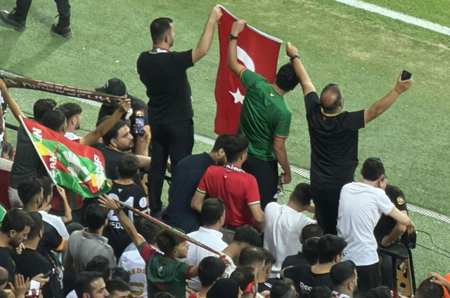 Amedspor tribünlerinde Türk bayrakları dalgalandı