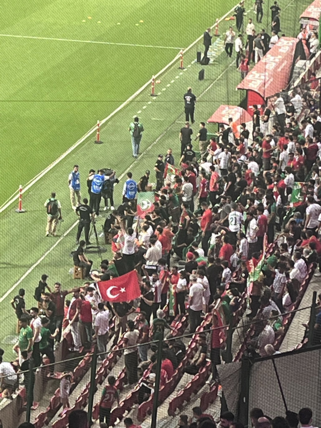 Amedspor tribünlerinde Türk bayrakları dalgalandı