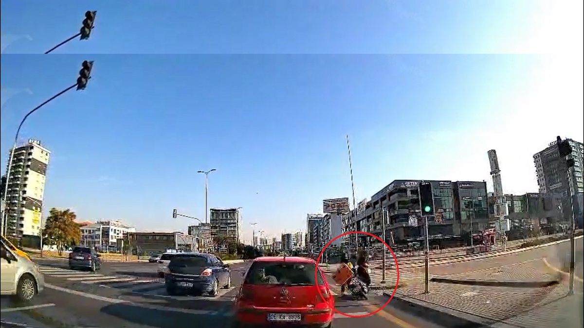 Ankara Etimesgut\'ta motosikletin çarptığı kadın ve sürücü yaralandı, kaza kamerada