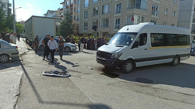Ankara Kahramankazan'da otomobil park halindeki tıra çarptı, kadın sürücü yaralandı