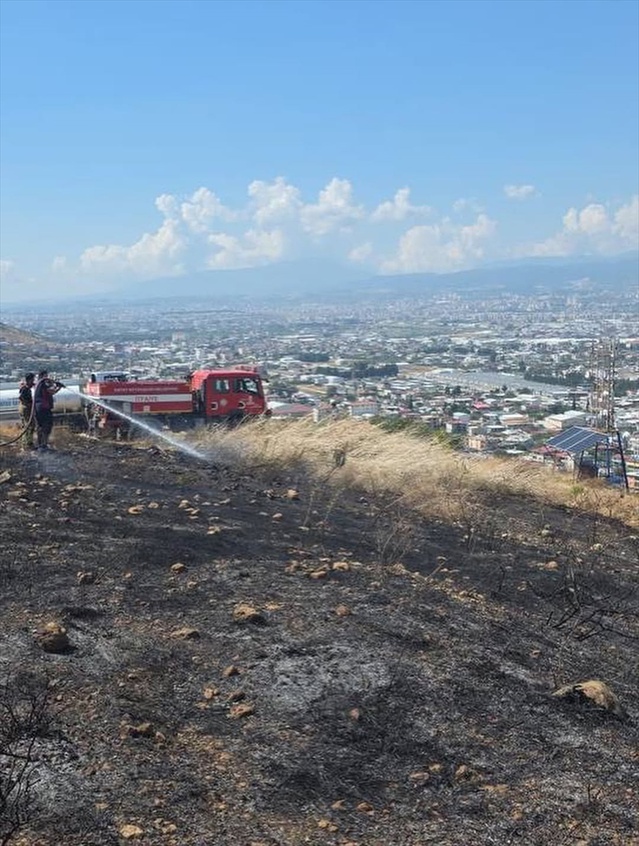 Hatay Antakya Narlıca'da otluk alandaki yangını ekipler büyümeden söndürdü